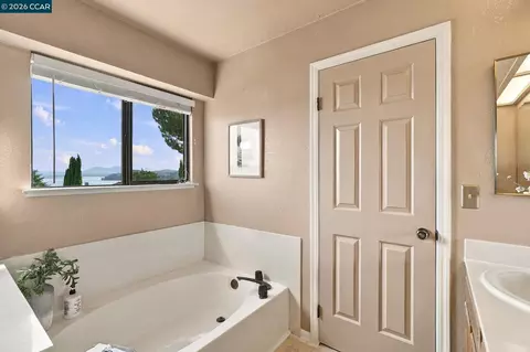 Bath - 236 Clearview Dr, Vallejo, CA 94591 photo 3 of 4