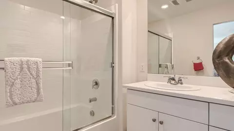 Bath - 30037 Gilmore St, Murrieta, CA 92563 photo 3 of 4