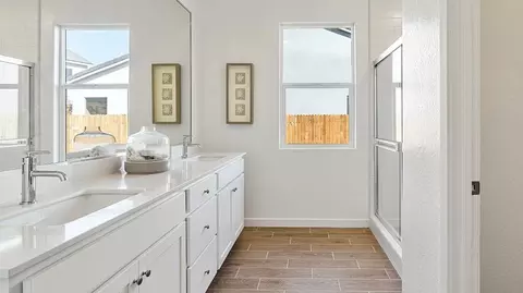 Bath - 1077 Cathedral Ct S, Madera, CA 93636 photo 5 of 5