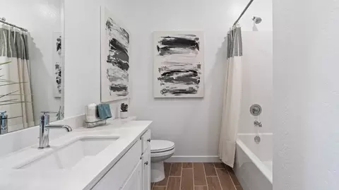 Bath - 1077 Cathedral Ct S, Madera, CA 93636 photo 2 of 5