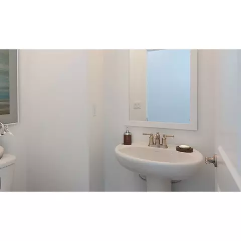 Bath - 405 Buckeye St, Dixon, CA 95620 photo 2 of 3