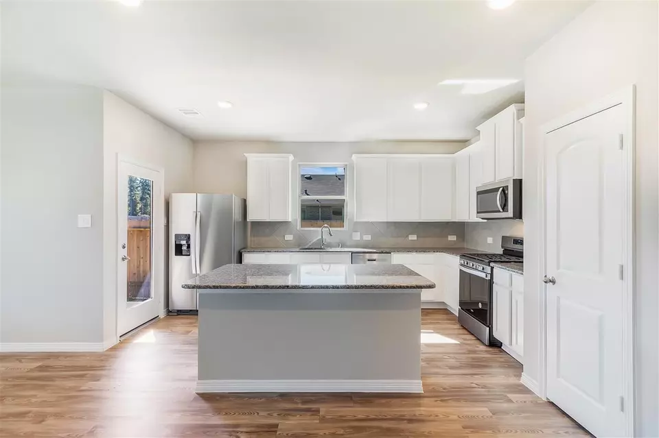 Kitchen - Plan Chestnut - 3146 Manchester Dr, Cleburne, TX 76031 photo 4 of 5
