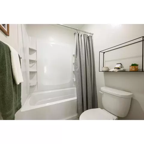 Bath - 2119 Hunter Ave, Sanger, CA 93657 photo 4 of 5