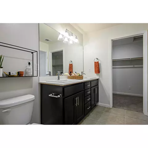 Bath - 2119 Hunter Ave, Sanger, CA 93657 photo 1 of 5