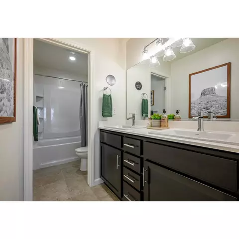 Bath - 2119 Hunter Ave, Sanger, CA 93657 photo 3 of 5