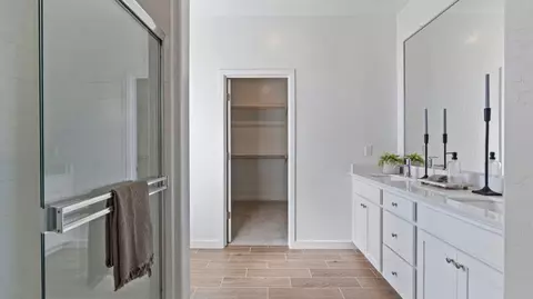 Bath - 1043 Summerset Ave, Clovis, CA 93619 photo 4 of 4