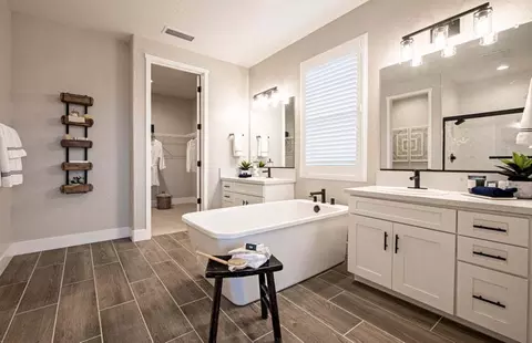 Bath - 1149 Wolverton Way W, Madera, CA 93636 photo 1 of 2