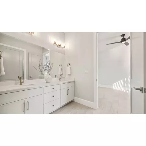 Bath - 1677 N Twinberry Ave, Clovis, CA 93619 photo 2 of 5