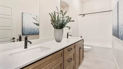 Bath - 1237 Heirloom Ave, Clovis, CA 93619 photo 4 of 4