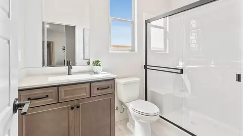 Bath - 1237 Heirloom Ave, Clovis, CA 93619 photo 3 of 4