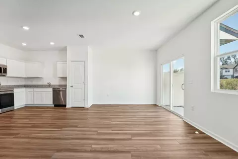 Living - 485 Colchester Ct, Moncks Corner, SC 29461 photo 2 of 4