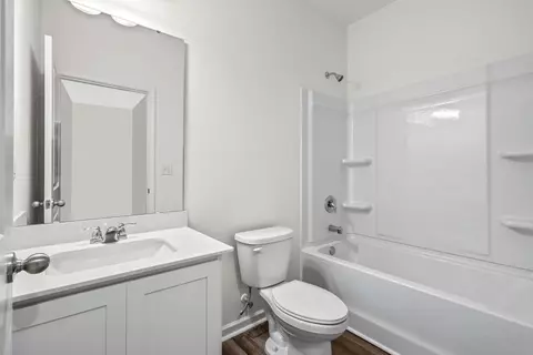 Bath - 100 Dionicio Loop, Seguin, TX 78155 photo 2 of 3