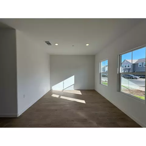 1087 Compass Dr W, Madera, CA 93636 photo 2