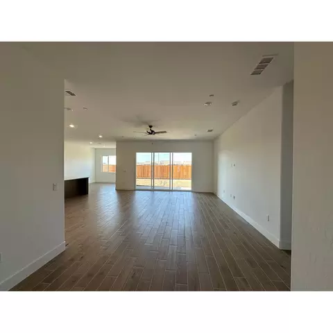 2224 N Russell Ave, Clovis, CA 93619 photo 2