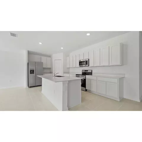 Kitchen - 2014 Lasso Loop, Eagle Lake, FL 33839 photo 1 of 2