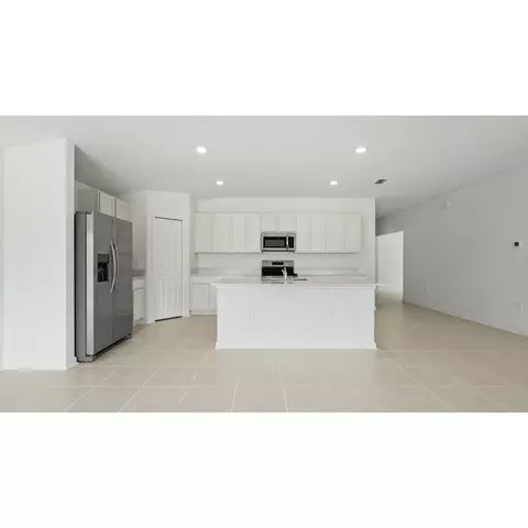 Kitchen - 2014 Lasso Loop, Eagle Lake, FL 33839 photo 2 of 2