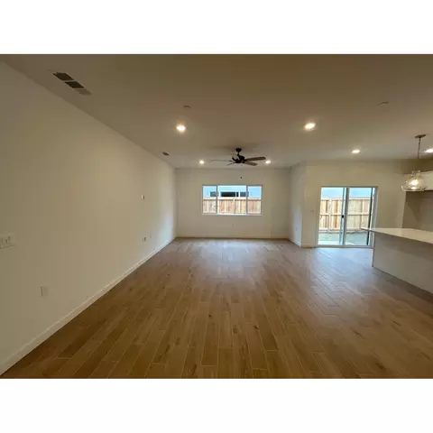 1021 Plum Tree Ave, Clovis, CA 93619 photo 2