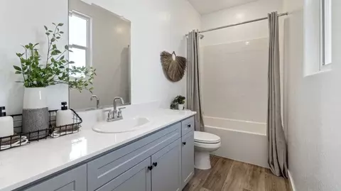 Bath - 4261 Bellaire Ave, Clovis, CA 93619 photo 2 of 3