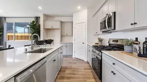 Kitchen - 4261 Bellaire Ave, Clovis, CA 93619 photo 3 of 4