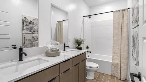 Bath - 1658 Mohave Rd S, Madera, CA 93636 photo 4 of 4