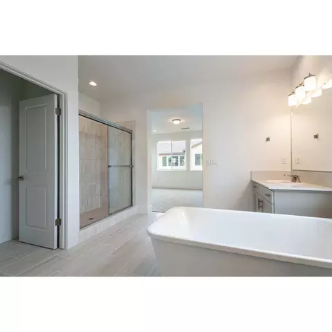 Bath - 845 Discovery Rd S, Madera, CA 93636 photo 2 of 2