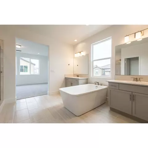 Bath - 845 Discovery Rd S, Madera, CA 93636 photo 1 of 2