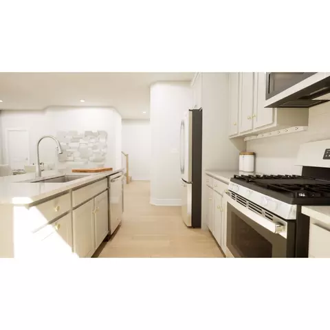 Kitchen - 42654 Darala Dr, Ashburn, VA 20147 photo 4 of 7