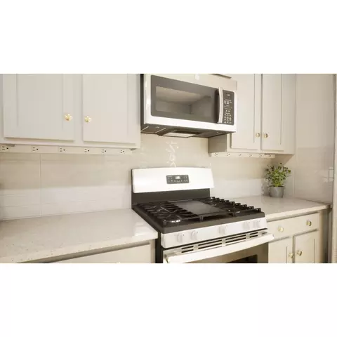 Kitchen - 42654 Darala Dr, Ashburn, VA 20147 photo 6 of 7
