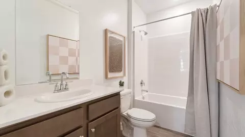 Bath - 1052 Wayfarer Ln W, Madera, CA 93636 photo 1 of 2
