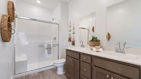 Bath - 1052 Wayfarer Ln W, Madera, CA 93636 photo 2 of 2