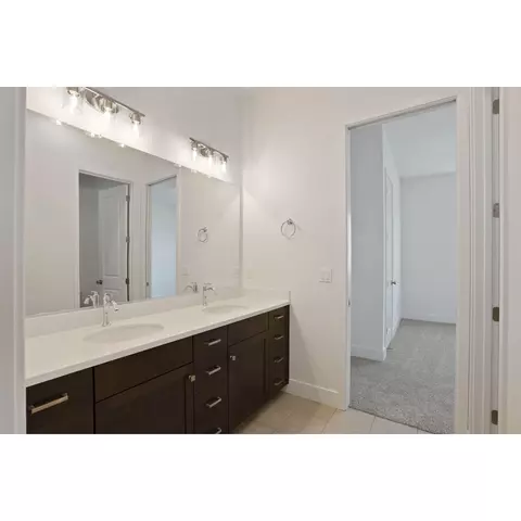 Bath - 2276 Paramount Ln, Manteca, CA 95337 photo 3 of 8