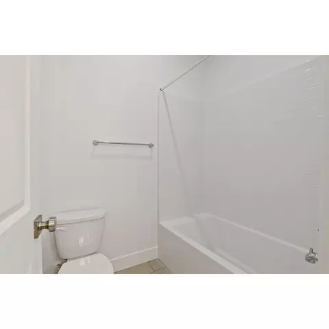 Bath - 2276 Paramount Ln, Manteca, CA 95337 photo 2 of 8