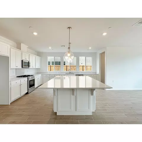 1086 Wildflower Dr, Madera, CA 93636 photo 2