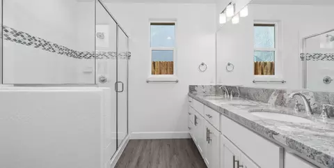 Bath - 1109 Grant Ave W, Madera, CA 93636 photo 2 of 3