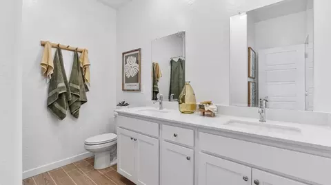 Bath - 1041 Springtime Ave, Clovis, CA 93619 photo 2 of 3