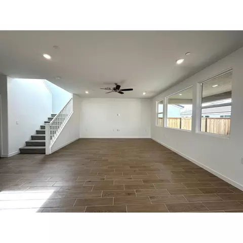 1071 Wildflower Dr, Madera, CA 93636 photo 2