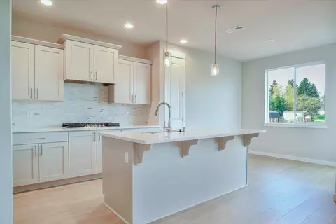 Kitchen - 3020 S Quartz Dr, Cornelius, OR 97113 photo 2 of 2