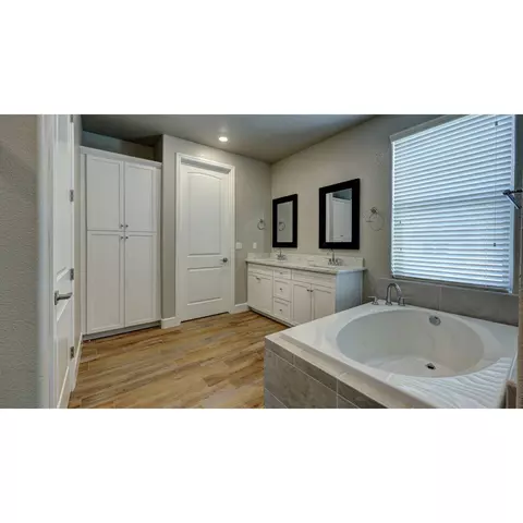 Bath - 1664 N Greenfield Ave, Clovis, CA 93619 photo 1 of 5