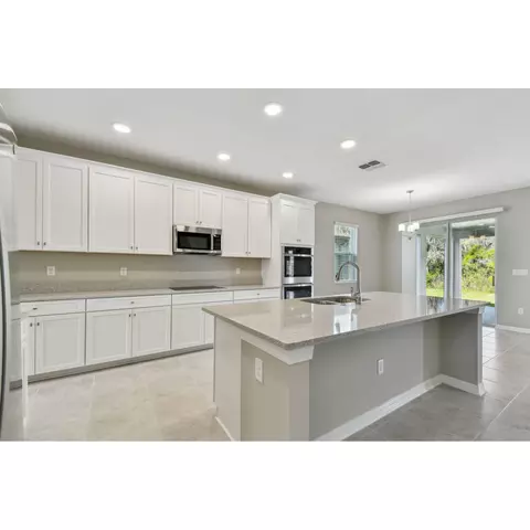 Kitchen - 5046 Bromeliad Ave, Wimauma, FL 33598 photo 4 of 6
