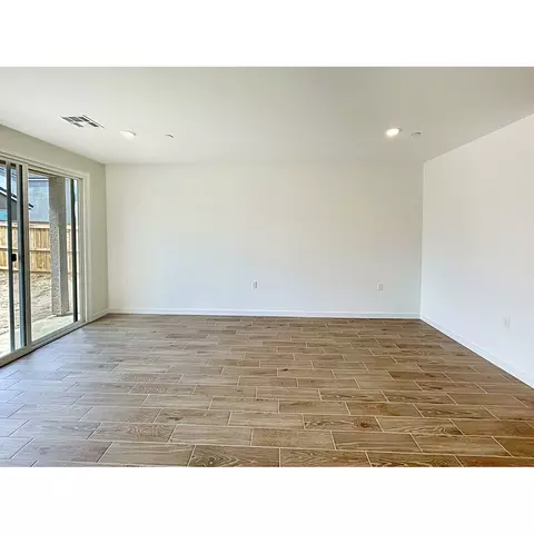1010 Springtime Ave, Clovis, CA 93619 photo 3