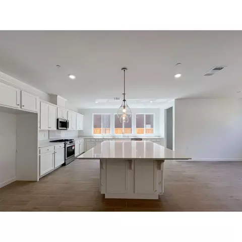 1105 Wildflower Dr, Madera, CA 93636 photo 2