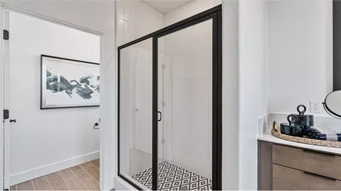Bath - 1642 Mohave Rd S, Madera, CA 93636 photo 2 of 4