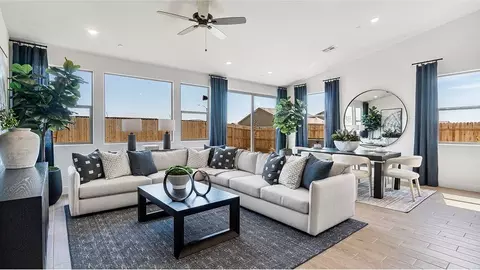Living - 1642 Mohave Rd S, Madera, CA 93636 photo 3 of 4