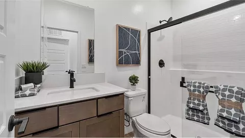 Bath - 1642 Mohave Rd S, Madera, CA 93636 photo 3 of 4