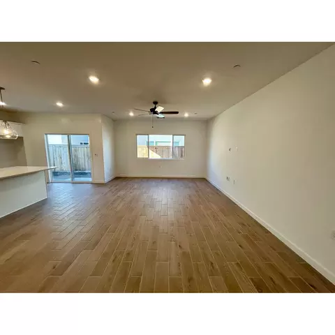 1017 Springtime Ave, Clovis, CA 93619 photo 2