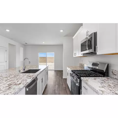 1402 W Clara Ave, Fowler, CA 93625 photo 7