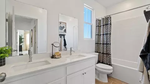 Bath - 1027 Summerset Ave, Clovis, CA 93619 photo 2 of 4