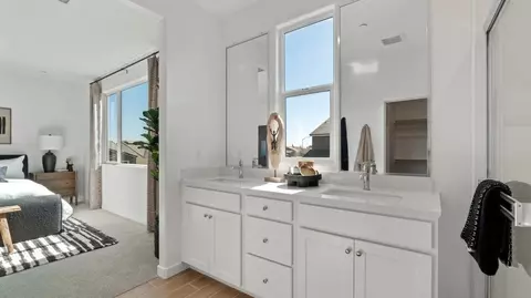 Bath - 1027 Summerset Ave, Clovis, CA 93619 photo 3 of 4