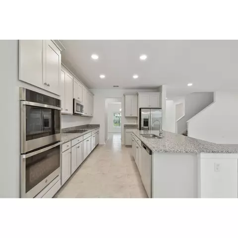 Kitchen - 5020 Bromeliad Ave, Wimauma, FL 33598 photo 4 of 5