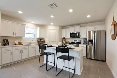1025 E Cameron Ave, Visalia, CA 93292 photo 6